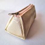Necessaire Triângulo Cor Ouro Light - Linha Quéops - Imagem 2