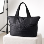 Bolsa Puffer Média com Bolsos Externos - Preta - Imagem 2